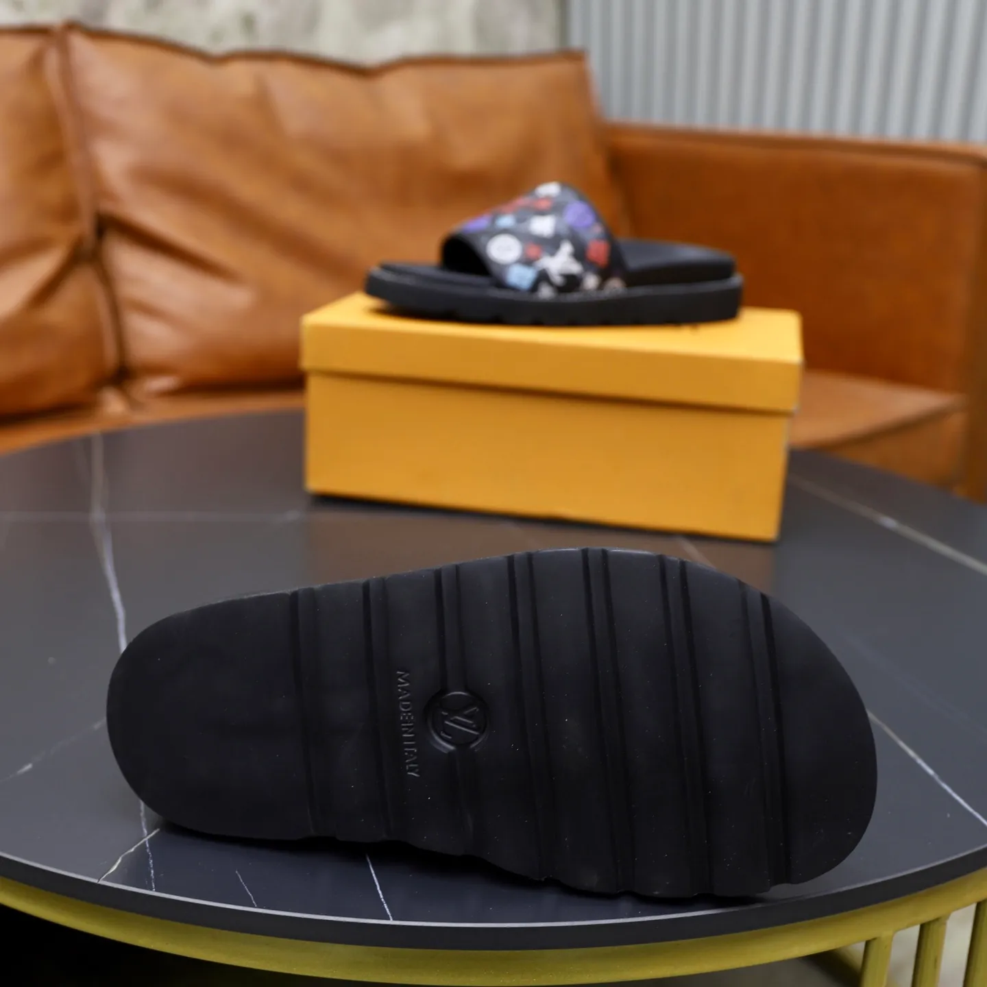 Ex-factory price: 320💰🙅‍♂️🙅‍♂️🙅‍♂️ Brand: LV Louis Vuitton Standard code: 38-45 Grade: Same as the official website Material: Original material design Original rubber wear-resistant molded outsole Style category: Men's fashion sandals Distinguished luxury brand elements Top luxury Color: Actual picture color